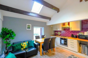 Headingley 2 Bedroom cottage flat Near Universities shops& Park